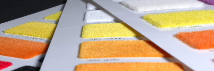 Serigrafia specializzata nella produzione di etichette e cartellini per abbigliamento stampati con metodo flock, braille, termoplastico. Etichette in tessuto stampate con inchiostro a solvente e termoplastico. Etichette e cartellini per abbigliamento e pronto moda.